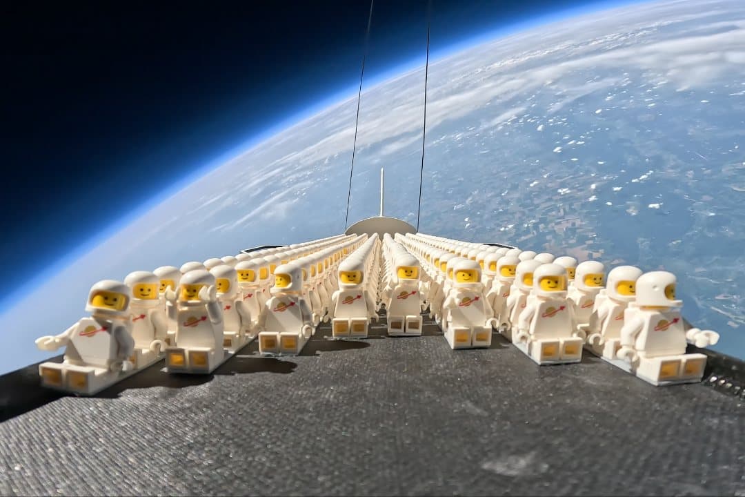 1000-legonavtov-puteshestvuyut-na-stratostatah-zachem