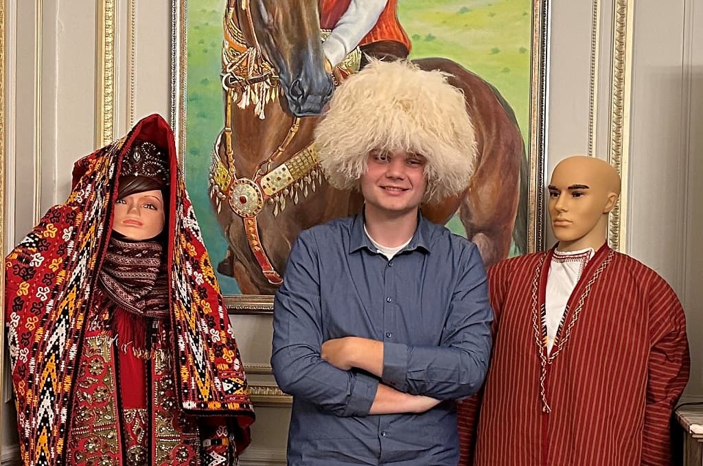 student-iz-niderlandov-uvleksya-turkmenskoj-kulturoj-i-poeziej-mahtumkuli
