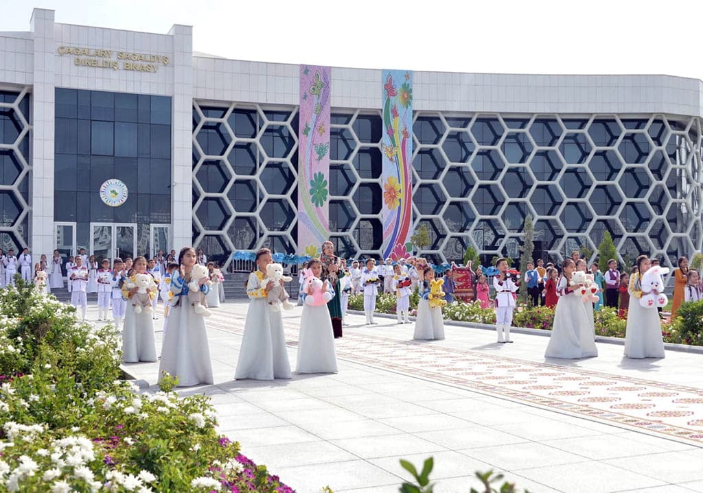 v-ramkah-pervoj-ocheredi-zastrojki-goroda-arkadag-vozvedeno-bolee-300-obektov