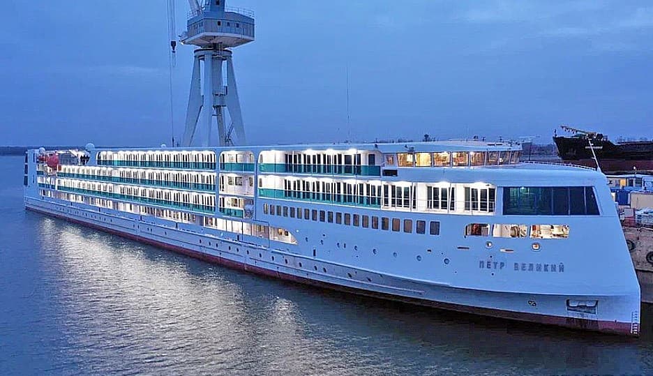 dolgozhdannyj-lajner-dlya-kaspijskih-kruizov-spushchen-na-vodu-dlya-ispytanij