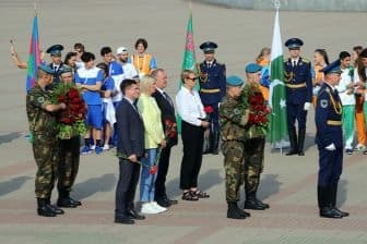 A team of swimmers from Turkmenistan laid flowers at the Eternal Flame in the Brest Fortress