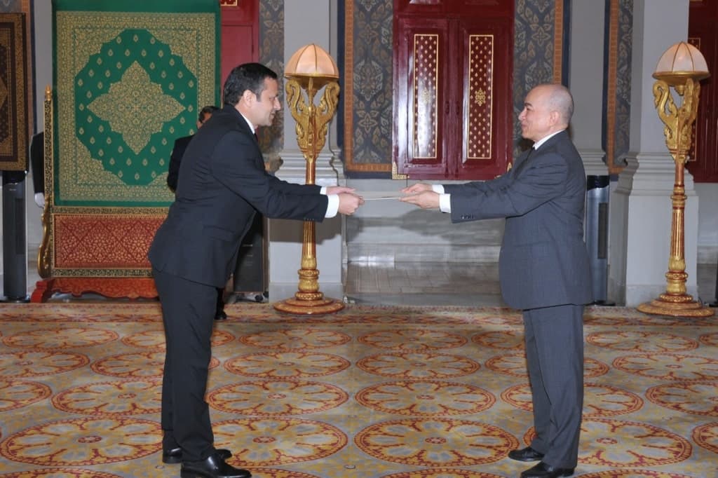 turkmenskij-posol-vruchil-veritelnye-gramoty-korolyu-kambodzhi