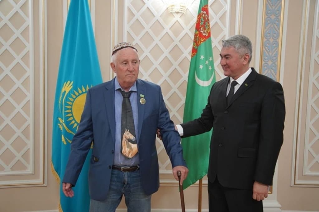 Gazagystanly seýise “Türkmenistanyň at gazanan atşynasy” diýen adyň şahadatnamasy gowşuryldy