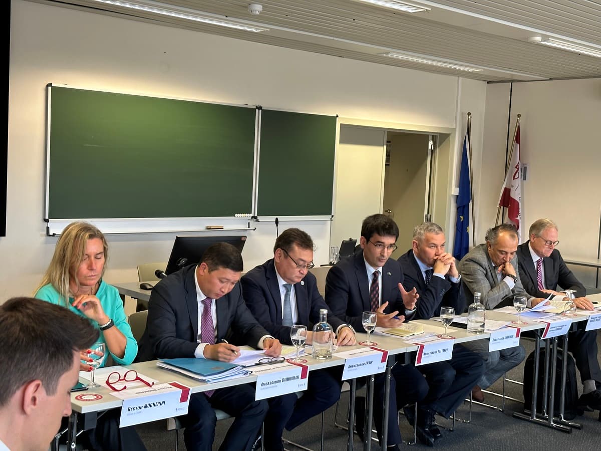 posol-turkmenistana-dal-brifing-v-diplomaticheskom-kolledzhe-evropy-vozglavlyaemom-mogerini