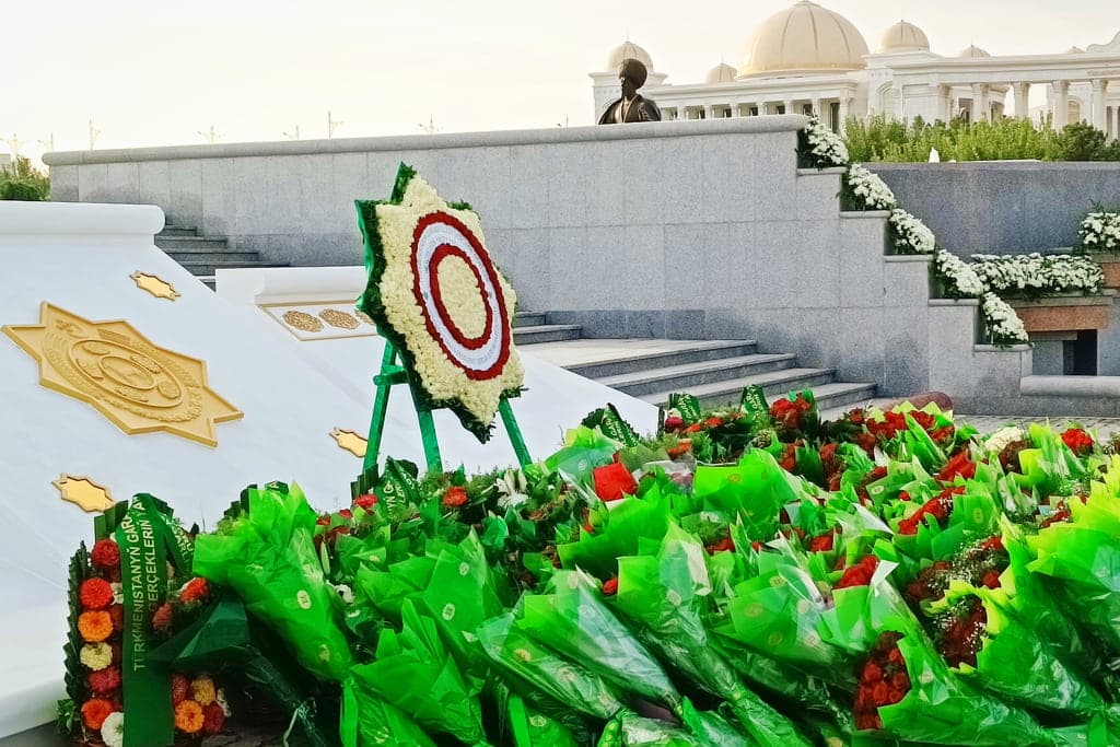 serdar-berdimuhamedov-laid-flowers-monument-independence-turkmenistan