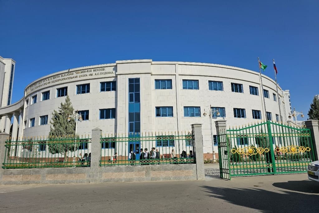 Aşgabatdaky türkmen-rus mekdebine rus ýazyjylarynyň eserleri gowşuryldy