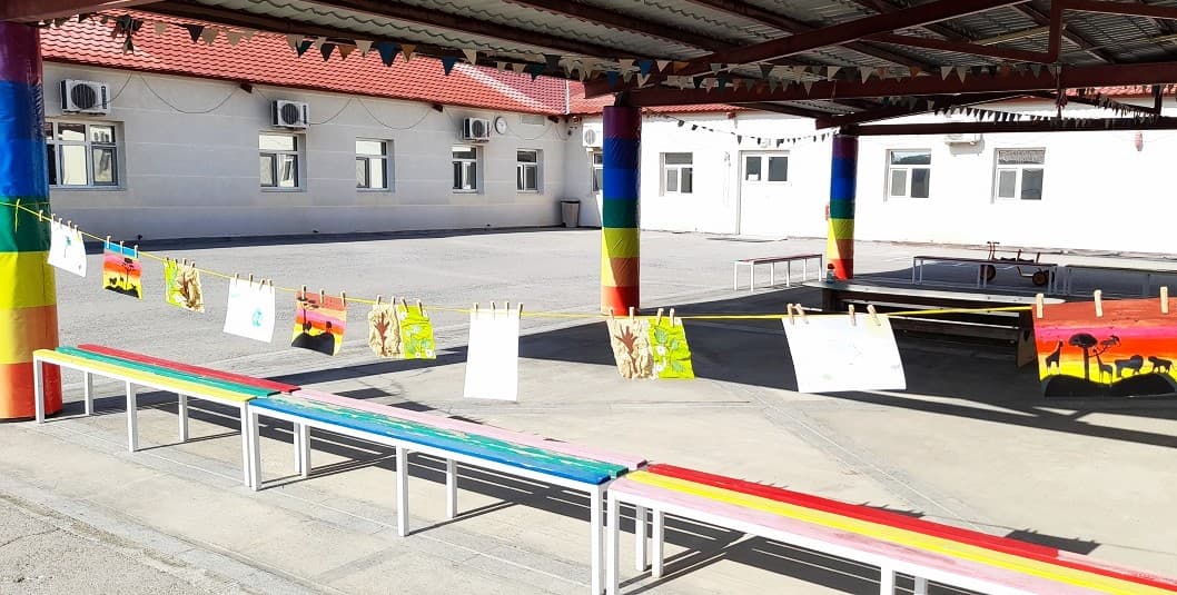 vo-dvore-francuzskoj-shkoly-vnov-ustroili-bolshuyu-stirku