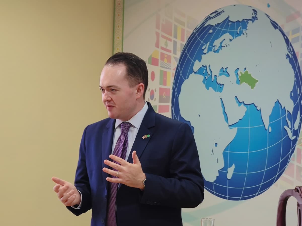 american-expert-media-literacy-about-bots-and-pillboxes-modern-media