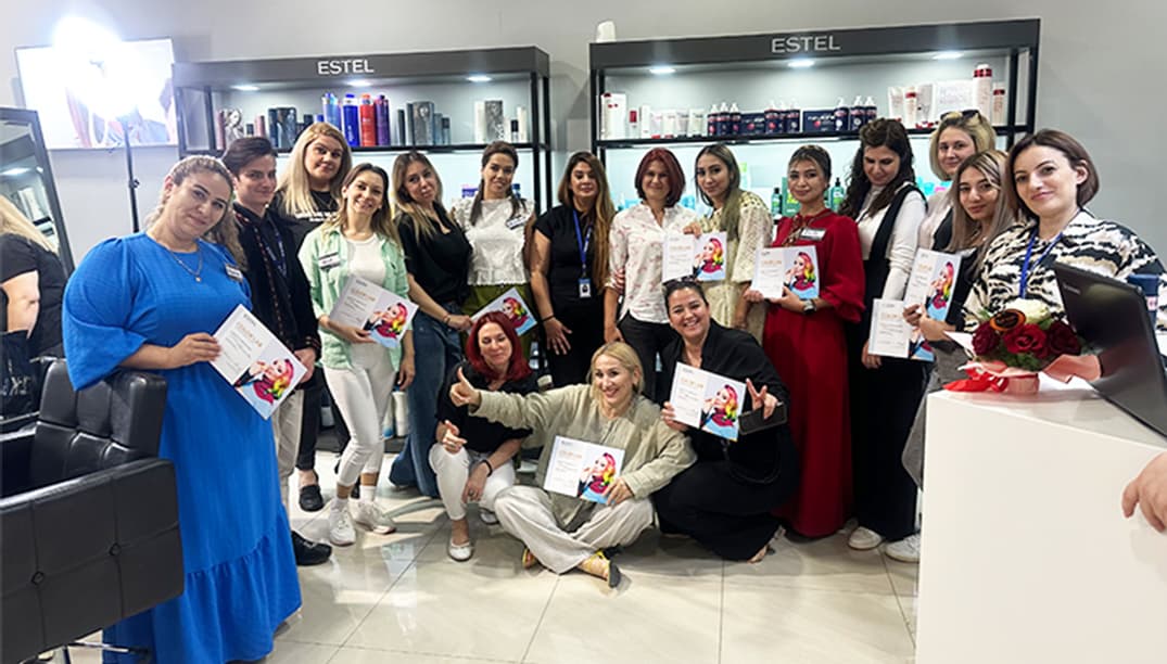 iskustvo-v-cvete-turkmenskie-stilisty-po-volosam-privezli-iz-pitera-novye-tehniki-okrashivaniya