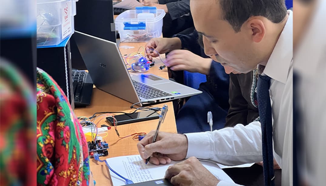 Aşgabatda mekdep mugallymlary üçin bilim robotlary boýunça seminar geçirildi
