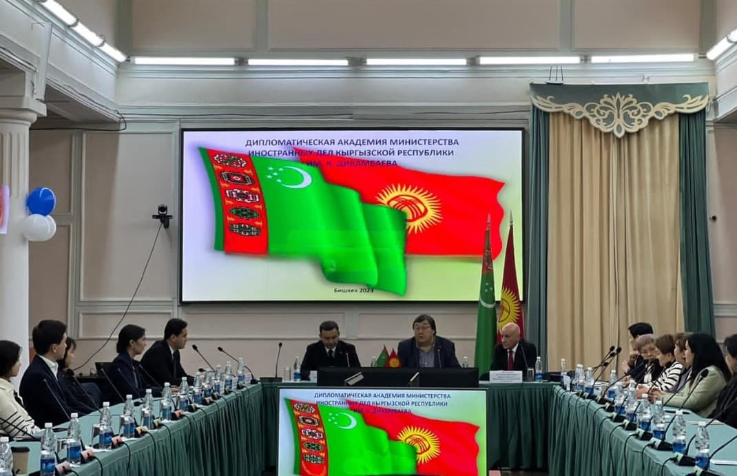 v-bishkeke-proshla-vstrecha-na-urovne-vysshih-diplomaticheskih-shkol-turkmenistana-i-kyrgyzstana