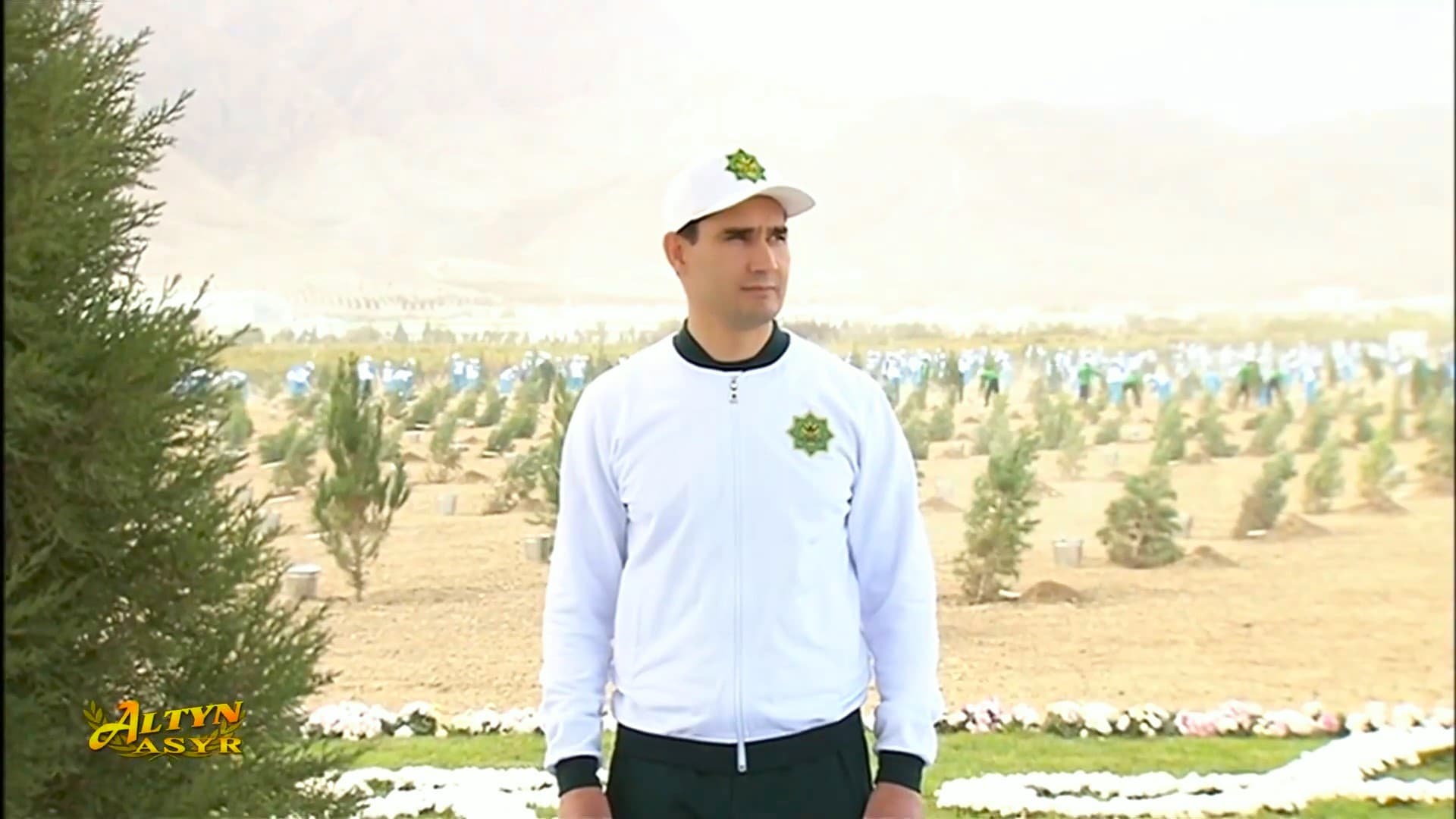 prezident-turkmenistana-posetil-novyj-konnyj-centr-i-prinyal-uchastie-v-ozelenitelnoj-akcii
