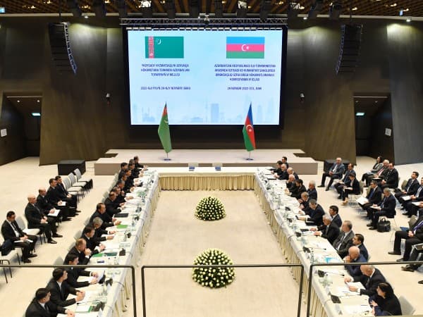 7-ое заседание Межправительственной турмено-азербайджанской комиссии, а также двусторонний бизнес-форум пройдут в Ашхабаде 27-28 ноября. О подготовке этих мероприятий на заседании туркменского правительства в пятницу доложил вице-премьер Батыр Атдаев, возглавляющий туркменский состав МПК.