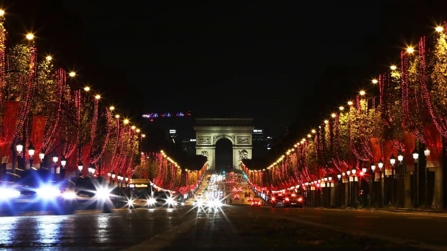 v-parizhe-zazhglis-ekologichnye-rozhdestvenskie-ogni