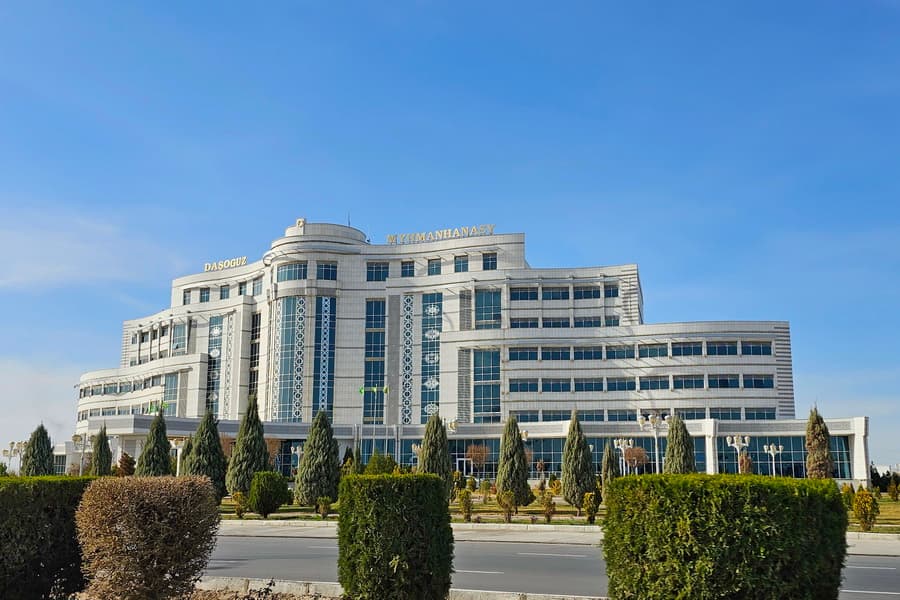 dashoguzskaya-meriya-postroit-novuyu-shkolu-i-usovershenstvuet-process-ochistki-vody