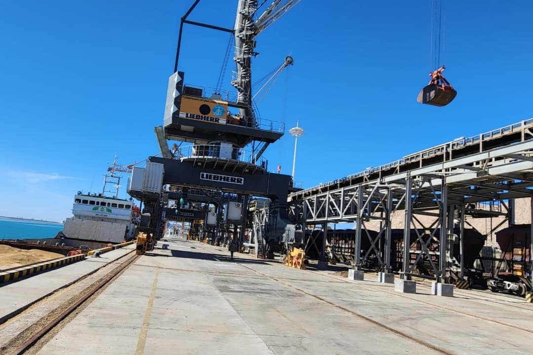 v-turkmenistane-ustanovleny-novye-tarify-na-kontejnernye-perevozki-cherez-port-turkmenbashi