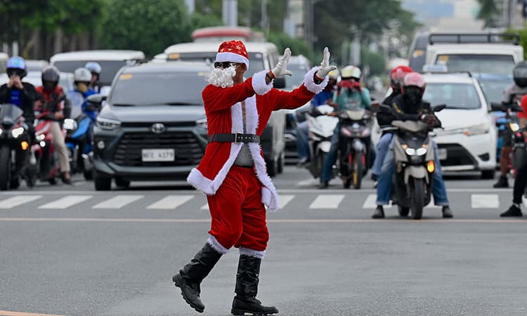 traffic-inspector-dancing-santa-cheered-intersection-manila