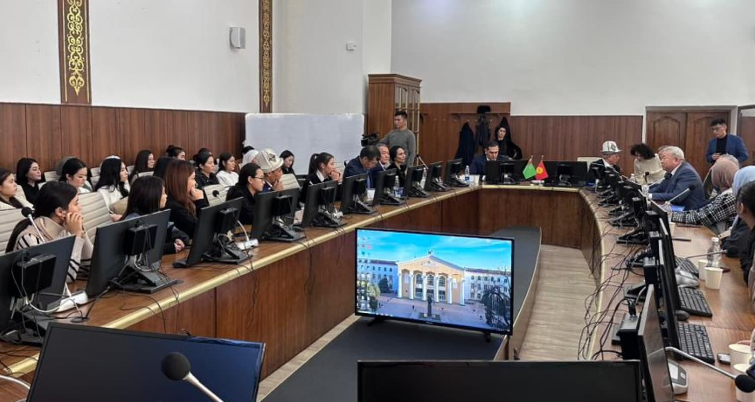 v-kyrgyzstane-proshel-kruglyj-stol-posvyashchennyj-yubileyu-mahtumkuli