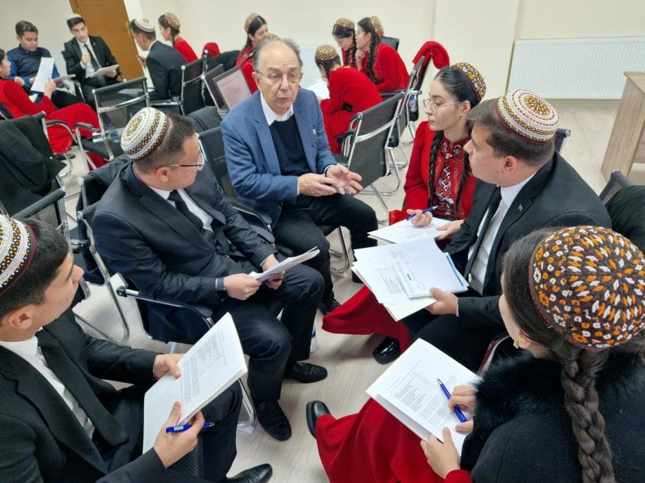Aşgabatda ýaş we geljekki diplomatlar üçin gepleşikleri geçirmek boýunça seminarlar geçirildi