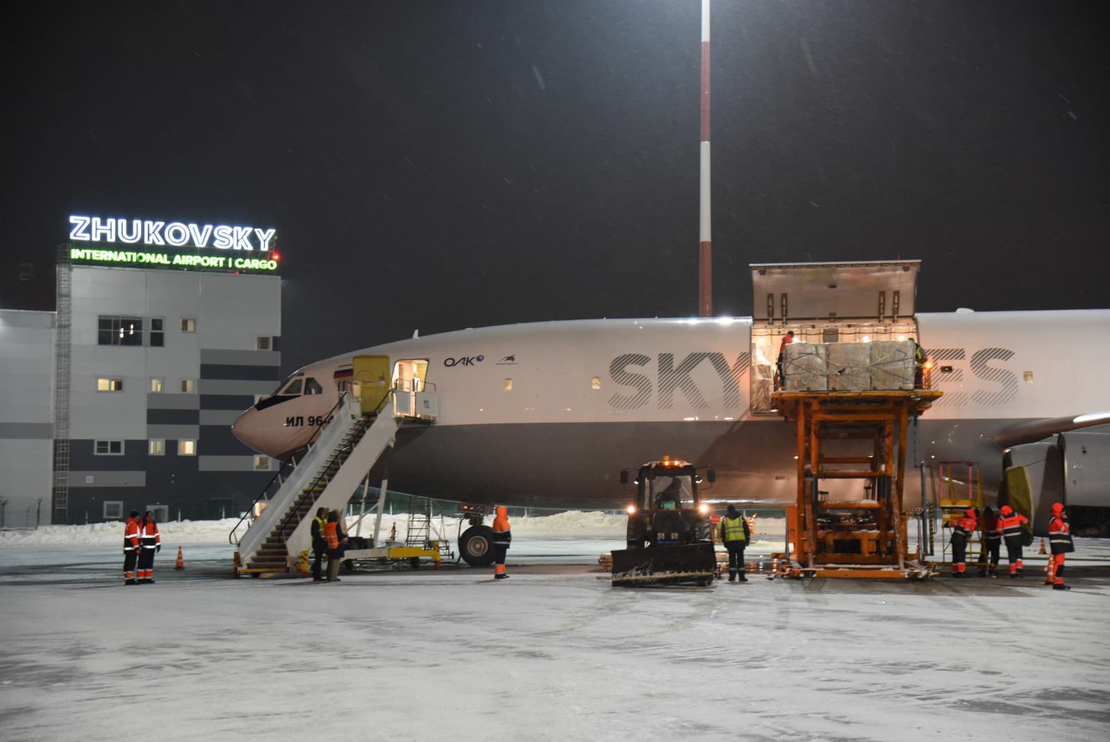 Täzeden dikeldilen “Il-96” ýük uçary Türkmenbaşydan Moskwa ilkinji uçuşyny amala aşyrdy