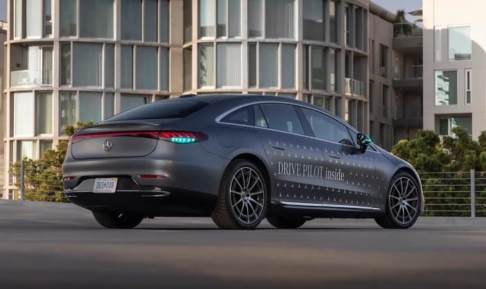 Mersedes-Benz  awtoulaglary awtopilot ýagdaýynda gök yşykly çyralar bilen bellik eder