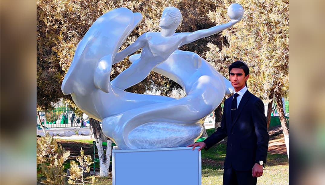 novogodnij-podarok-v-ashhabadskoj-srednej-shkole-ustanovili-skulpturu-sozdannuyu-uchenikom