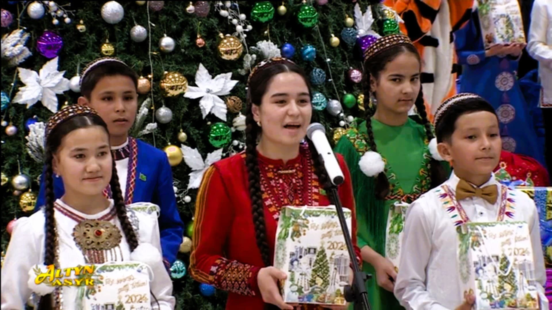 the pupils of "Döwletliler köşgi" were presented with gifts from the president of the country and the head of the Halk Maslahaty