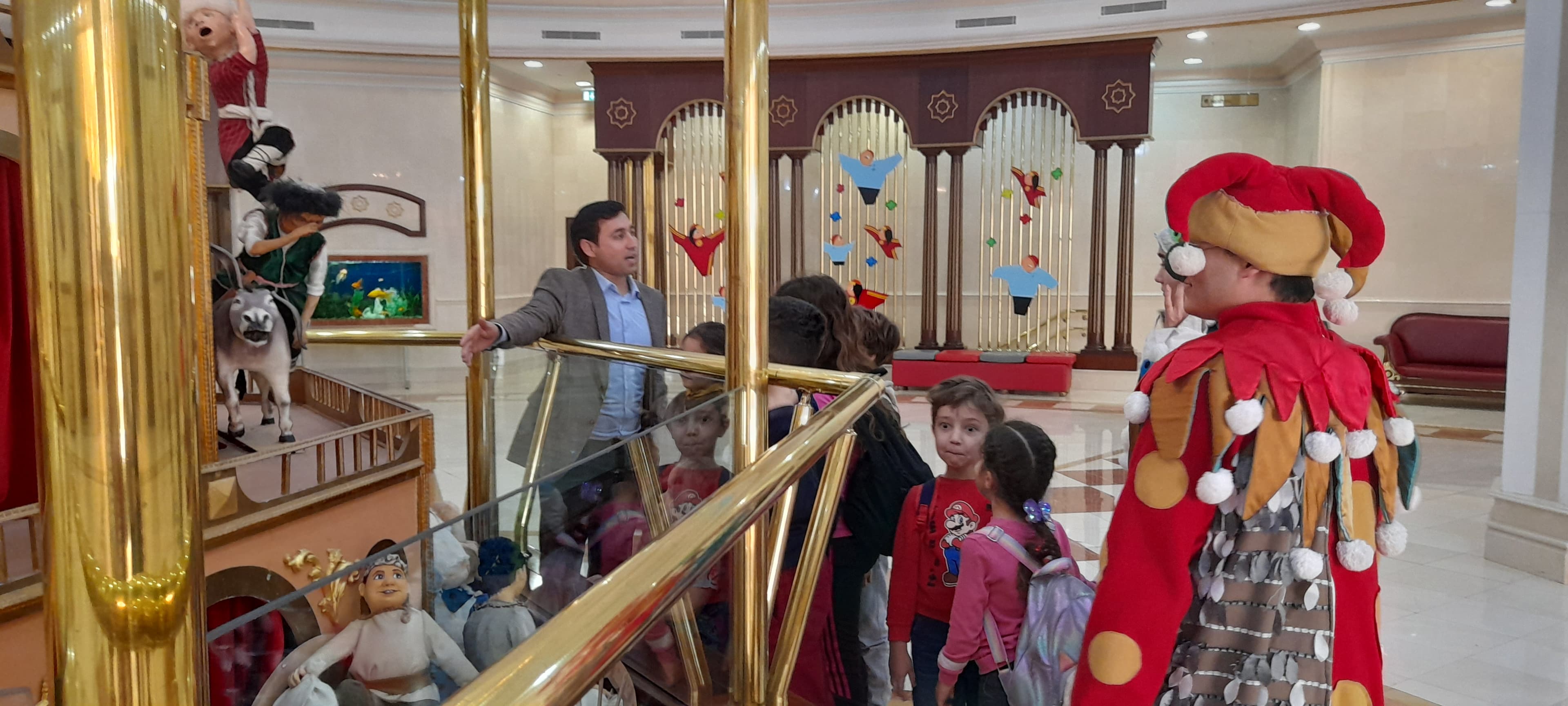 tour-backstage-puppet-theater-who-creates-miracles