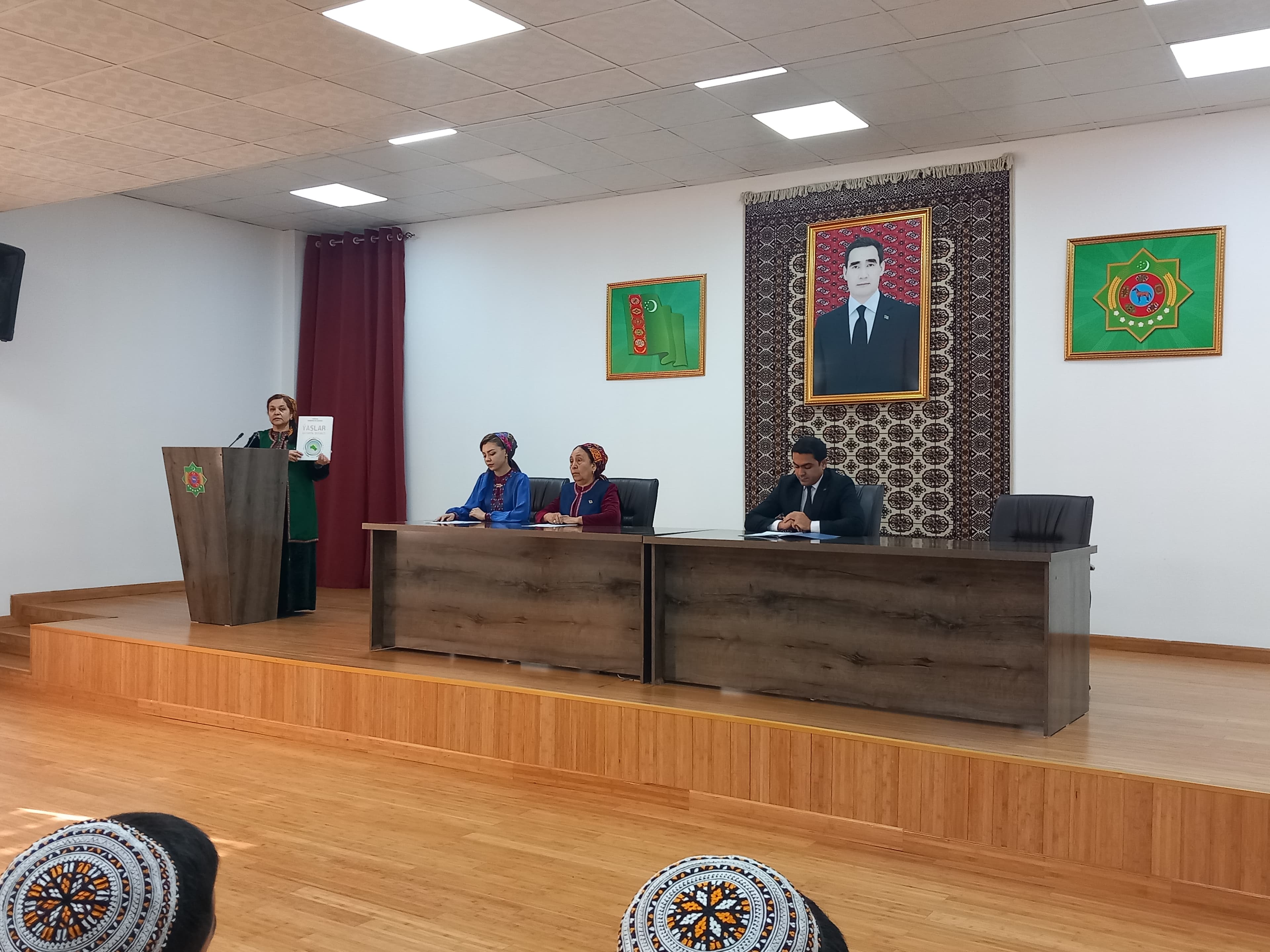 «Türkmenaragtnaşyk» agentliginiň ýaşlary Türkmenistanyň Prezidentiniň «Ýaşlar – Watanyň daýanjy» atly kitaby bilen tanyşdylar
