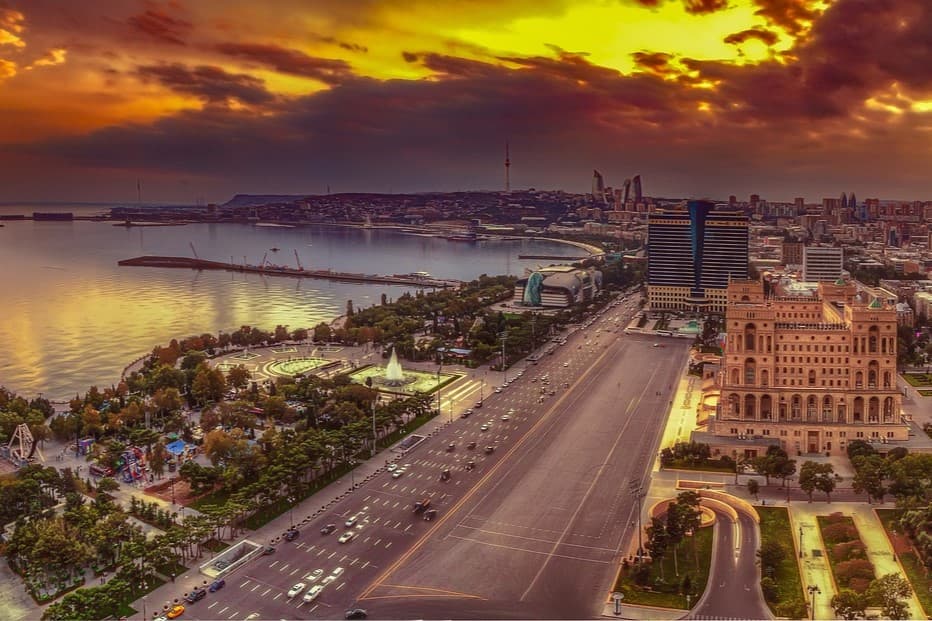 Azerbaýjanly bilermen türkmen elektrik energiýasyny import etmegiň geljegine ünsi çekdi