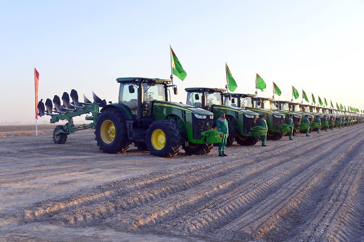 v-vspashke-zemel-v-lebapskoj-oblasti-zadejstvuyut-bolee-430-traktorov