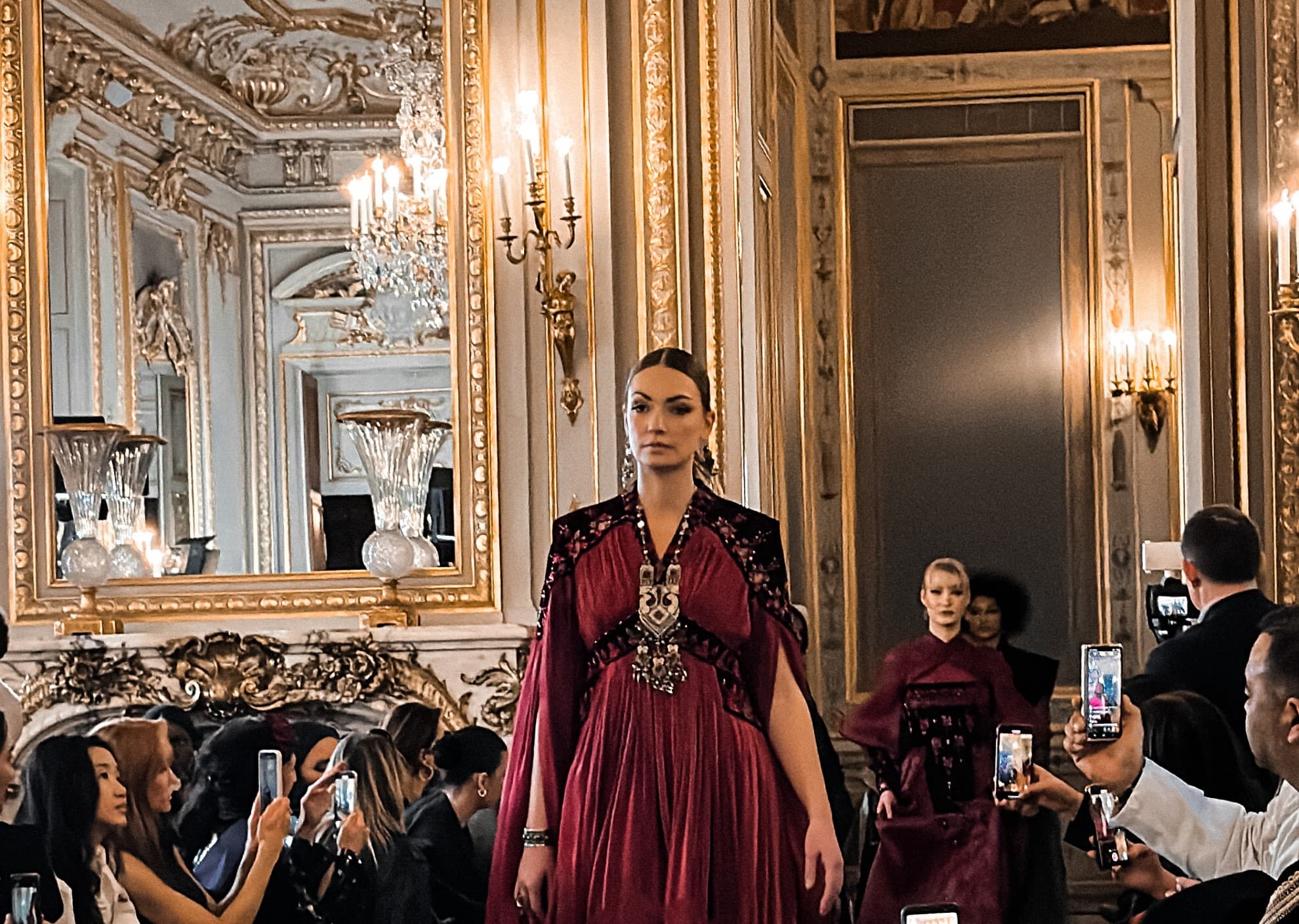 premera-novoj-kollekcii-zenan-ot-doma-mody-asman-s-uspehom-proshla-v-parizhe