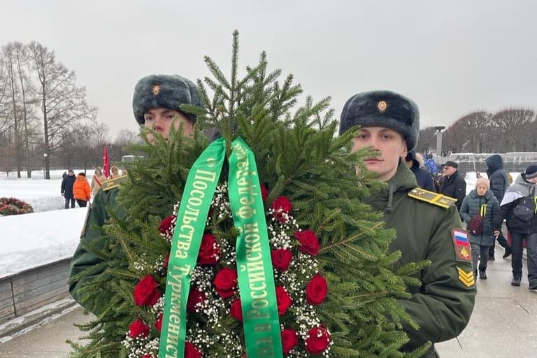 Посол Туркменистана в России почтил память Героев-туркменистанцев, павших в боях за Ленинград