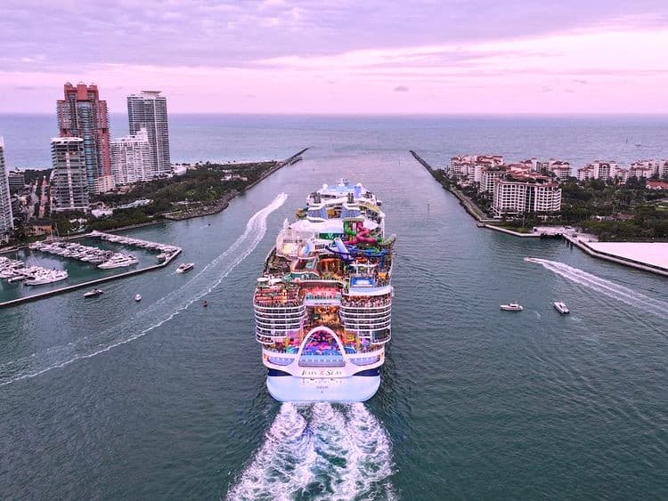 Самый большой в мире круизный лайнер Icon of the Seas вышел в первое плавание