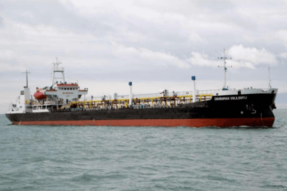 azerbayjanyn-iri-gamilerinin-biri-turkmen-nebitini-dasamakda-ulanylar