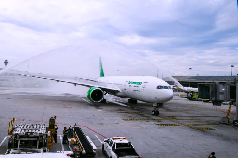 salyutom-iz-vodometov-privetstvovali-v-kuala-lumpure-pervyj-rejs-turkmenskih-avialinij