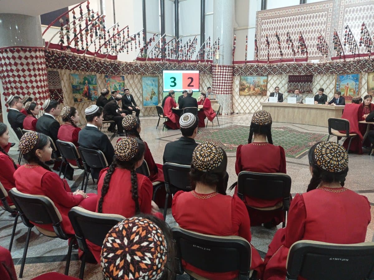 turkmenskie-studenty-poborolis-za-intellektualnoe-pervenstvo-v-komandnyh-zachyotah