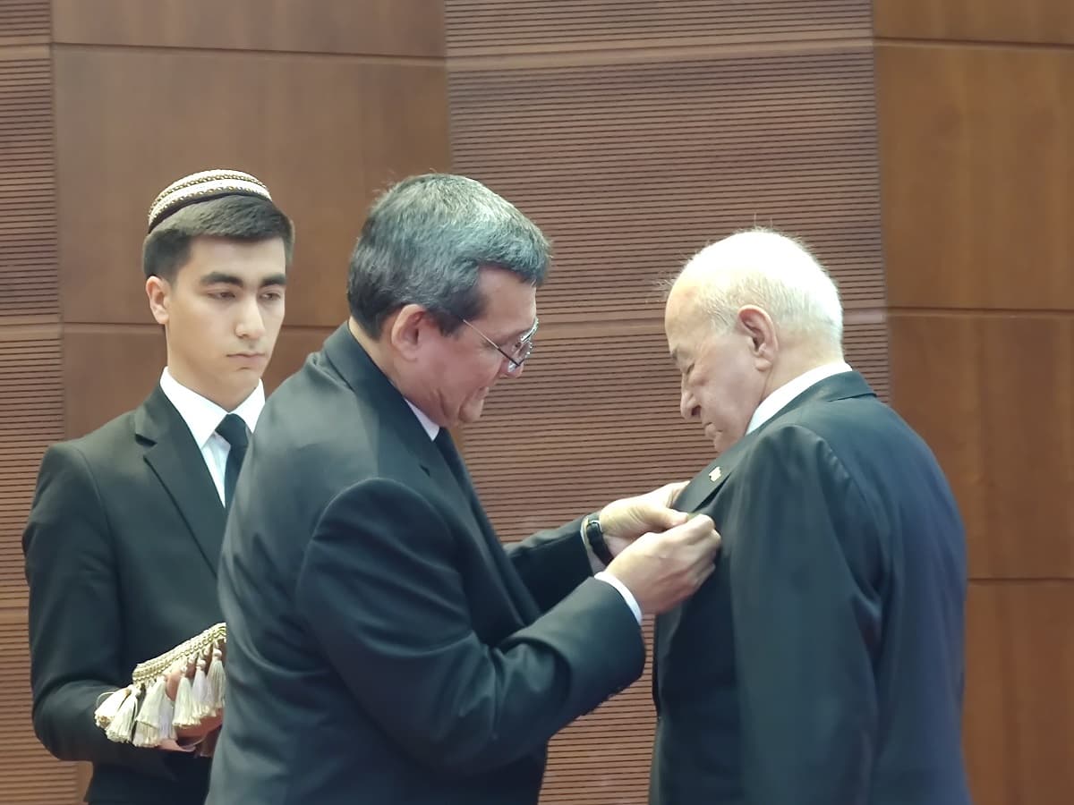 za-dobrosovestnuyu-i-obrazcovuyu-rabotu-zaslugi-opytnyh-diplomatov-otmetili-znakom-otlichiya