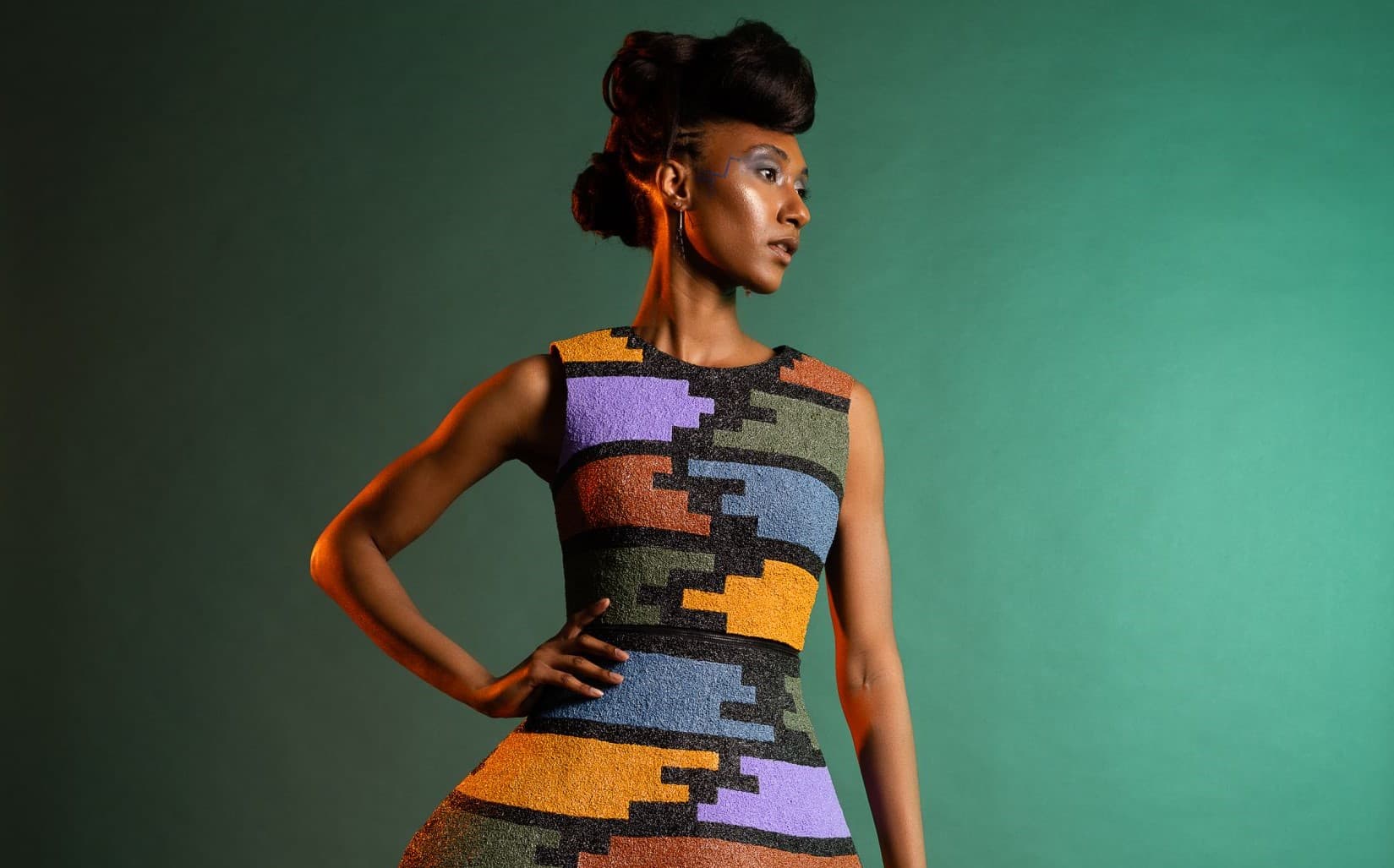 moda-brendi-robotlasdyrylan-ellerde-lybaslary-doredyar