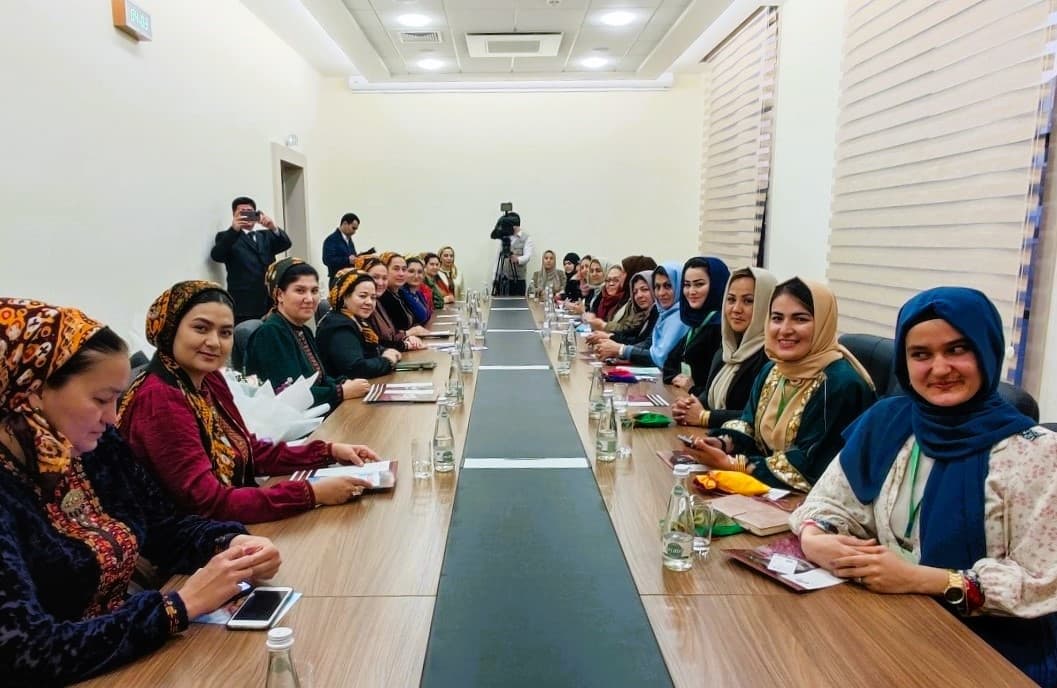 v-ashhabade-prohla-vstrecha-turkmenskih-i-afganskih-zhenshchin-predprinimatelnic