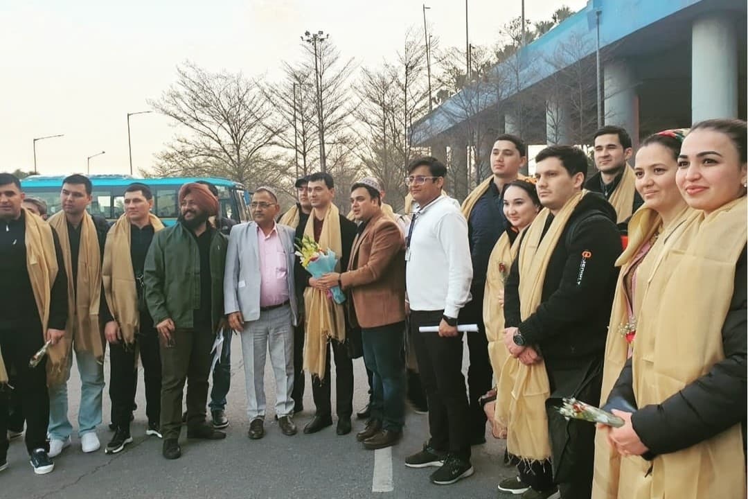 molodezhnaya-delegaciya-turkmenistana-pribyla-v-indiyu