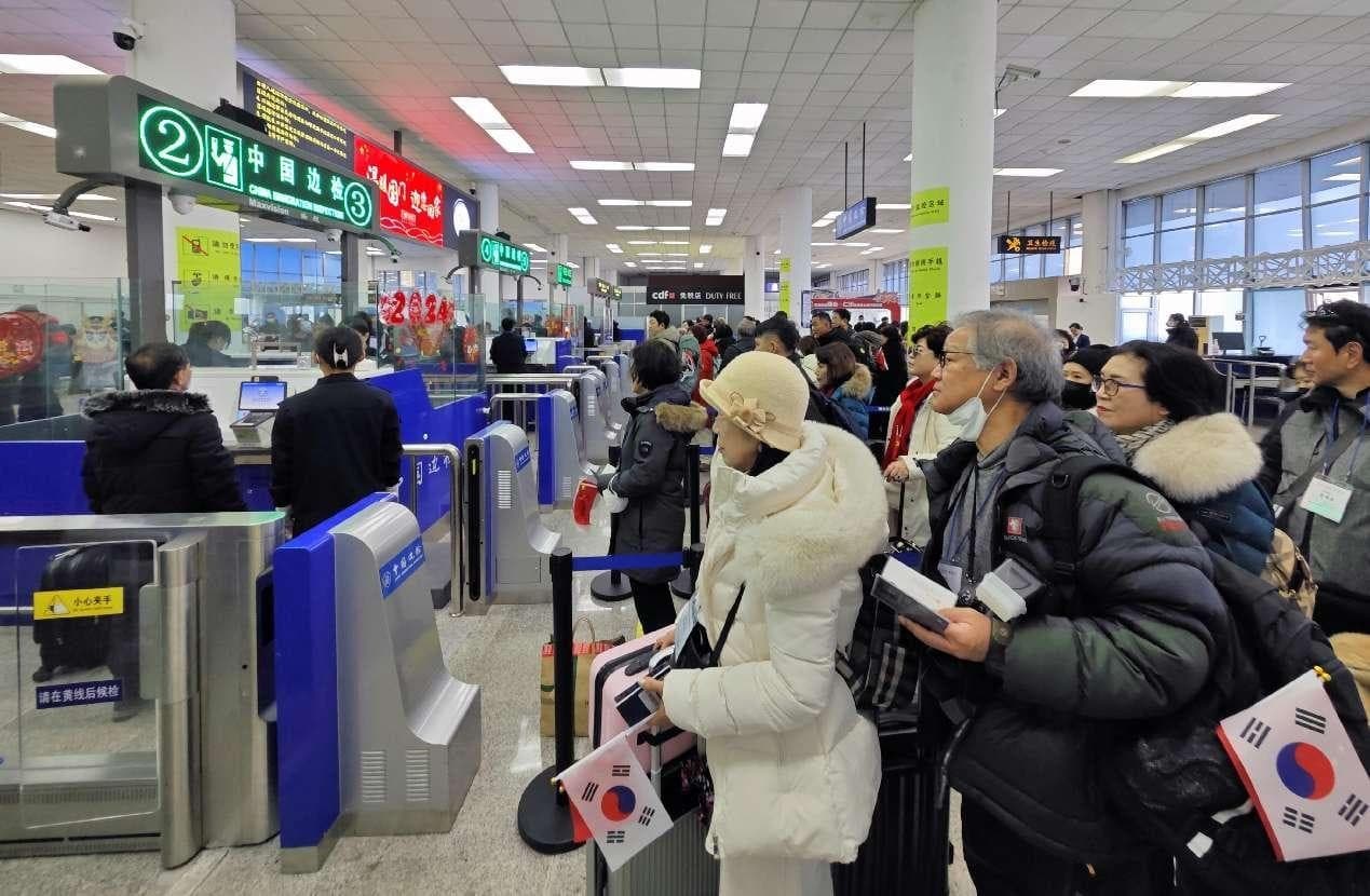 В Китае упростили въезд и выезд: «умный» канал, визы в портах и 24-часовый безвизовый транзит
