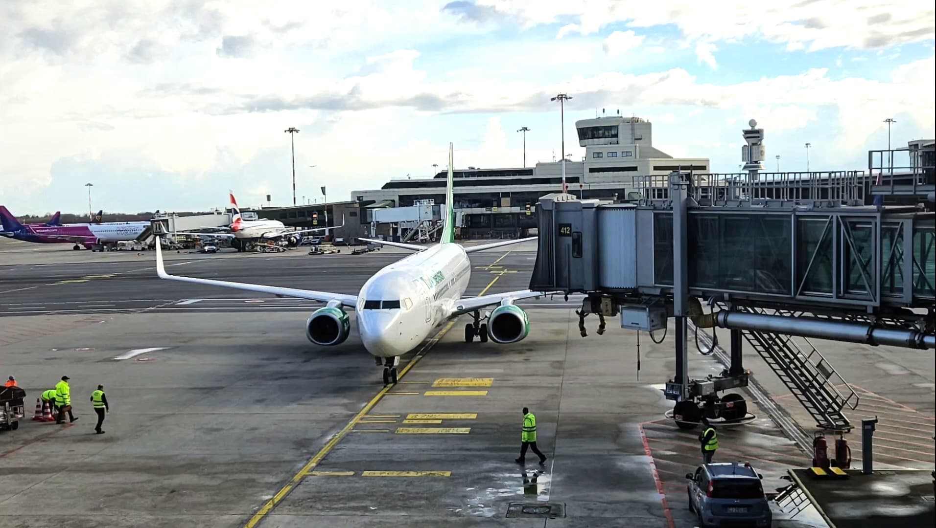 В аэропорту Милана торжественно встретили первый рейс из Ашхабада