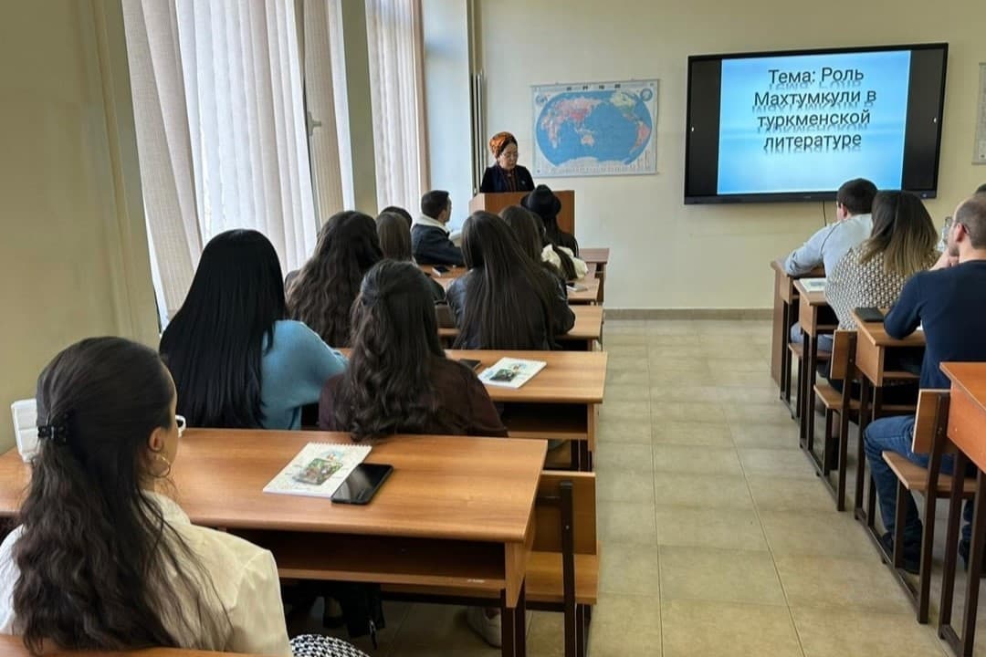 prepodavatel-tgu-rasskazala-o-tvorchestve-mahtumkuli-armyanskim-studentam