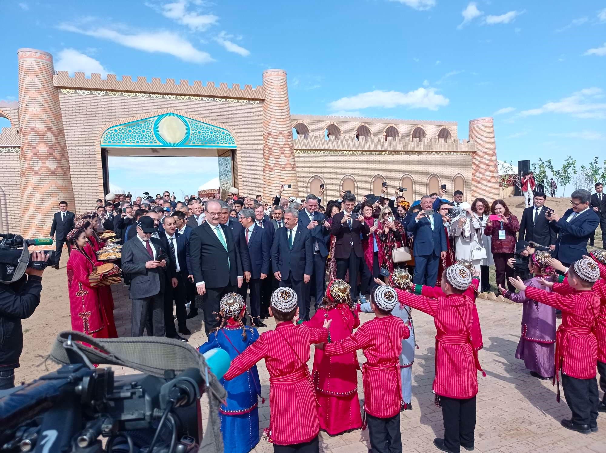 zarubezhnye-delegacii-razdelili-prazdnik-v-chest-goroda-anau-s-turkmenistancami