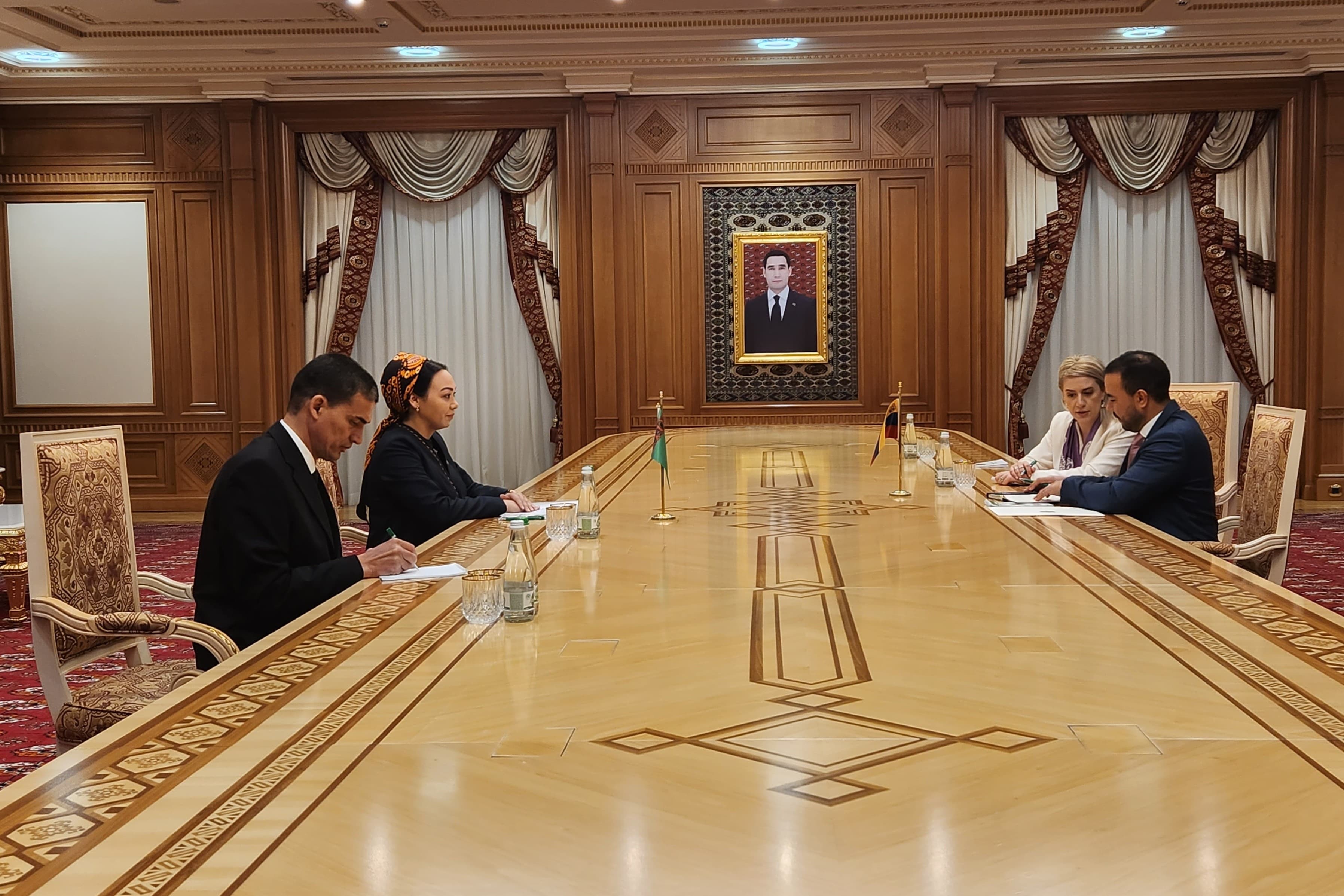 novyj-posol-venesuely-vruchil-veritelnye-gramoty-spikeru-turkmenskogo-parlamenta