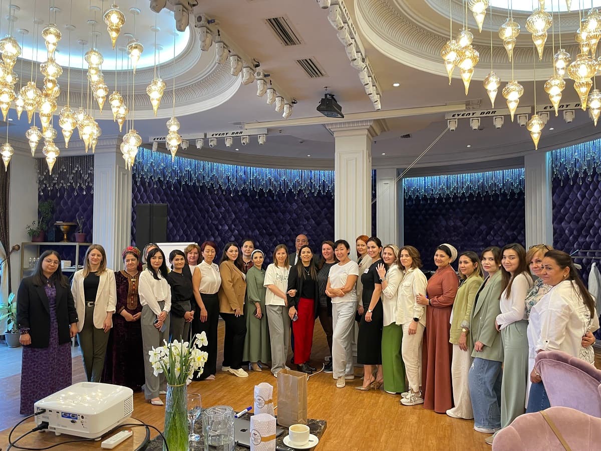 v-ashhabade-proshel-biznes-trening-dlya-zhenshchin-na-temu-upravleniya-personalom