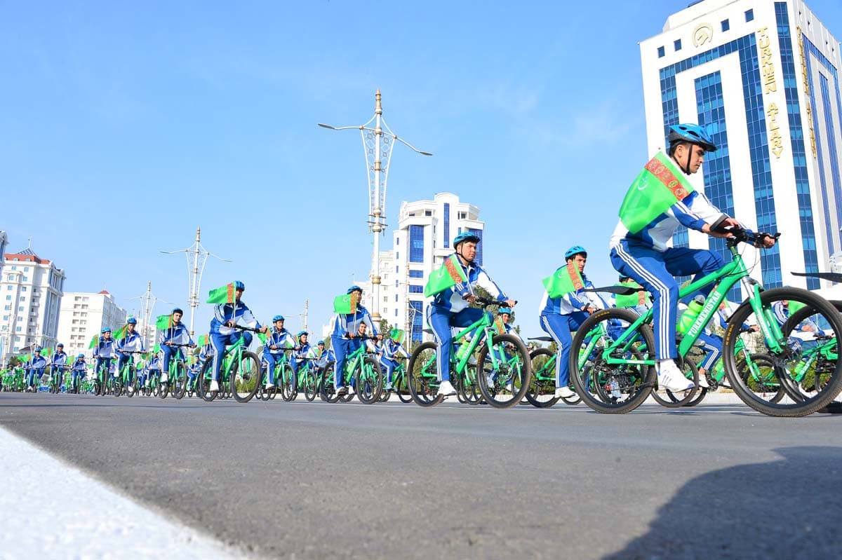 vsemirnyj-den-zdorovya-v-turkmenistane-massovyj-veloprobeg-i-chestvovanie-sportsmenov