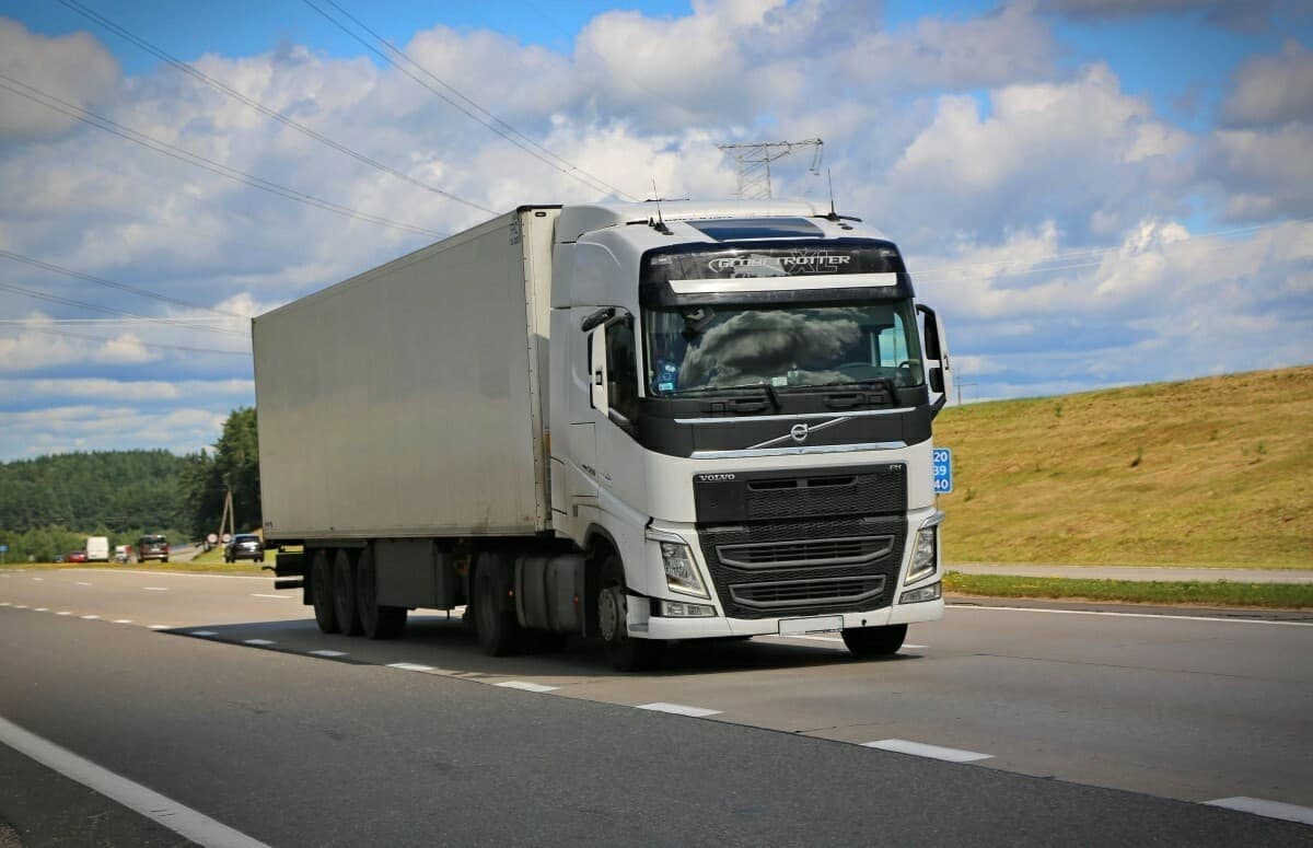 v-eaes-budut-dejstvovat-edinye-standarty-dopustimyh-mass-nagruzok-i-gabaritov-transportnyh-sredstv