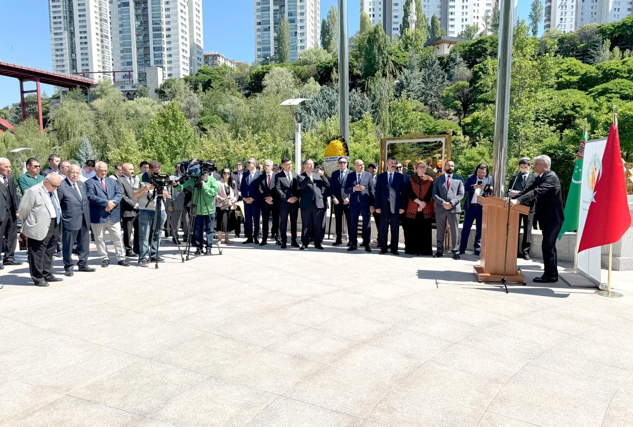 embassy-turkmenistan-organized-flower-laying-ceremony-monument-magtymguly-fragi-ankara